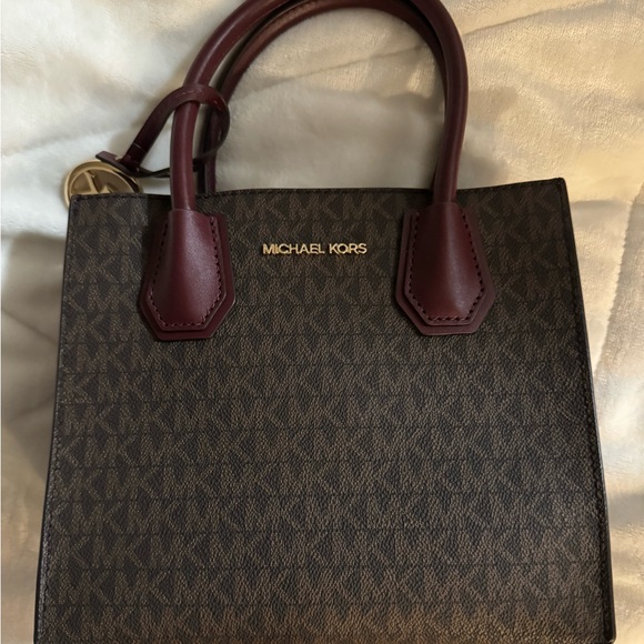Michael kors purse. Comes with shoulder strap